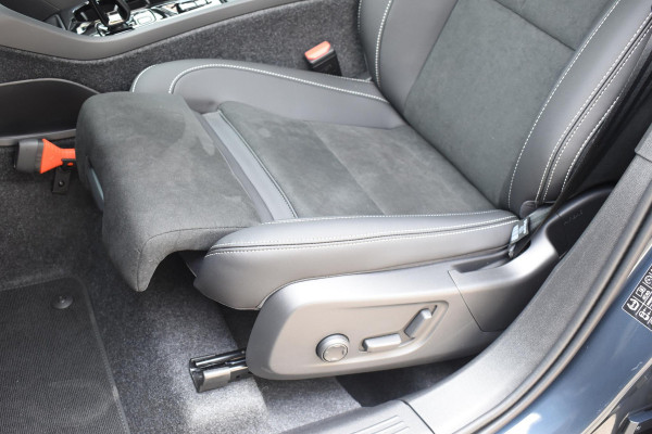 Volvo XC40 B4 211PK Automaat Plus Dark / Adaptive Cruise control / 360 Camera / Extra getint glas / 20'' velgen / Harman Kardon / Elektrisch verstelbare stoelen met geheugen / Stoel- en stuurverwarming / Elektrisch panorama schuifdak