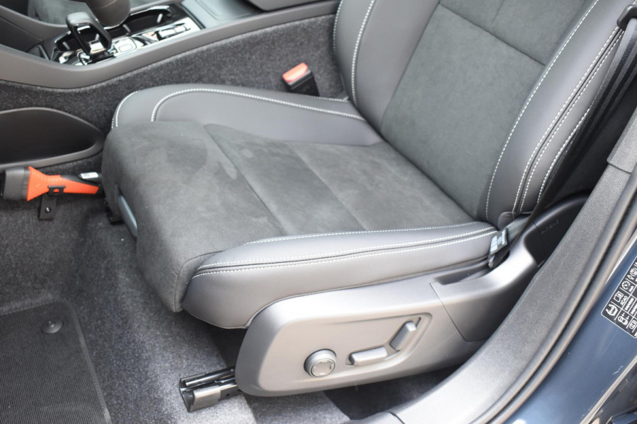 Volvo XC40 B4 211PK Automaat Plus Dark / Adaptive Cruise control / 360 Camera / Extra getint glas / 20'' velgen / Harman Kardon / Elektrisch verstelbare stoelen met geheugen / Stoel- en stuurverwarming / Elektrisch panorama schuifdak
