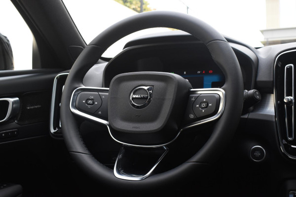 Volvo XC40 B4 211PK Automaat Plus Dark / Adaptive Cruise control / 360 Camera / Extra getint glas / 20'' velgen / Harman Kardon / Elektrisch verstelbare stoelen met geheugen / Stoel- en stuurverwarming / Elektrisch panorama schuifdak