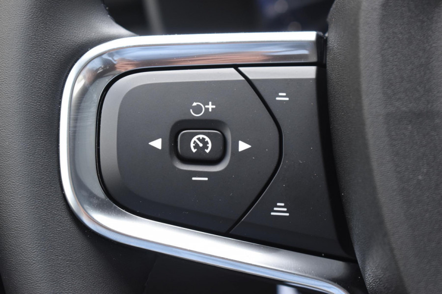 Volvo XC40 B4 211PK Automaat Plus Dark / Adaptive Cruise control / 360 Camera / Extra getint glas / 20'' velgen / Harman Kardon / Elektrisch verstelbare stoelen met geheugen / Stoel- en stuurverwarming / Elektrisch panorama schuifdak