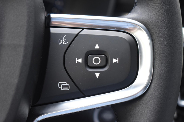Volvo XC40 B4 211PK Automaat Plus Dark / Adaptive Cruise control / 360 Camera / Extra getint glas / 20'' velgen / Harman Kardon / Elektrisch verstelbare stoelen met geheugen / Stoel- en stuurverwarming / Elektrisch panorama schuifdak