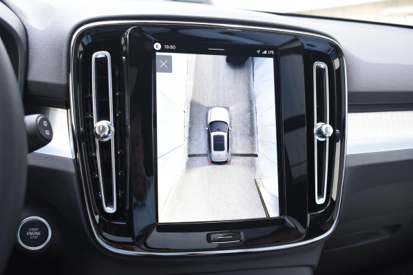 Volvo XC40 B4 211PK Automaat Plus Dark / Adaptive Cruise control / 360 Camera / Extra getint glas / 20'' velgen / Harman Kardon / Elektrisch verstelbare stoelen met geheugen / Stoel- en stuurverwarming / Elektrisch panorama schuifdak
