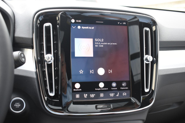 Volvo XC40 B4 211PK Automaat Plus Dark / Adaptive Cruise control / 360 Camera / Extra getint glas / 20'' velgen / Harman Kardon / Elektrisch verstelbare stoelen met geheugen / Stoel- en stuurverwarming / Elektrisch panorama schuifdak