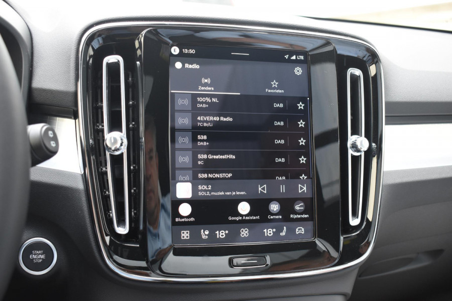 Volvo XC40 B4 211PK Automaat Plus Dark / Adaptive Cruise control / 360 Camera / Extra getint glas / 20'' velgen / Harman Kardon / Elektrisch verstelbare stoelen met geheugen / Stoel- en stuurverwarming / Elektrisch panorama schuifdak