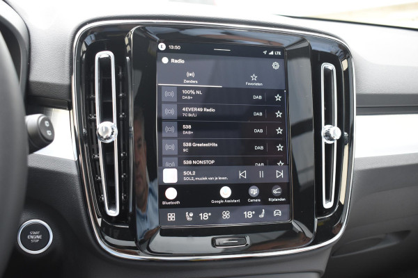 Volvo XC40 B4 211PK Automaat Plus Dark / Adaptive Cruise control / 360 Camera / Extra getint glas / 20'' velgen / Harman Kardon / Elektrisch verstelbare stoelen met geheugen / Stoel- en stuurverwarming / Elektrisch panorama schuifdak