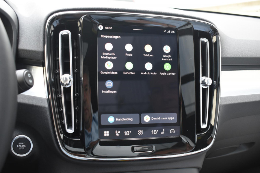 Volvo XC40 B4 211PK Automaat Plus Dark / Adaptive Cruise control / 360 Camera / Extra getint glas / 20'' velgen / Harman Kardon / Elektrisch verstelbare stoelen met geheugen / Stoel- en stuurverwarming / Elektrisch panorama schuifdak