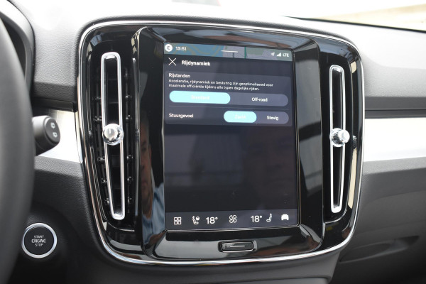 Volvo XC40 B4 211PK Automaat Plus Dark / Adaptive Cruise control / 360 Camera / Extra getint glas / 20'' velgen / Harman Kardon / Elektrisch verstelbare stoelen met geheugen / Stoel- en stuurverwarming / Elektrisch panorama schuifdak