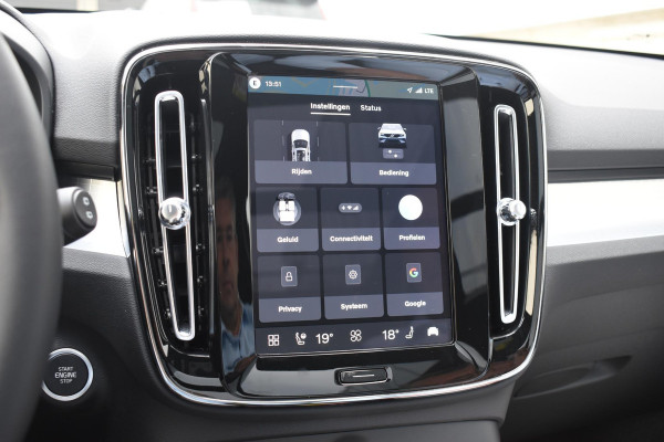 Volvo XC40 B4 211PK Automaat Plus Dark / Adaptive Cruise control / 360 Camera / Extra getint glas / 20'' velgen / Harman Kardon / Elektrisch verstelbare stoelen met geheugen / Stoel- en stuurverwarming / Elektrisch panorama schuifdak