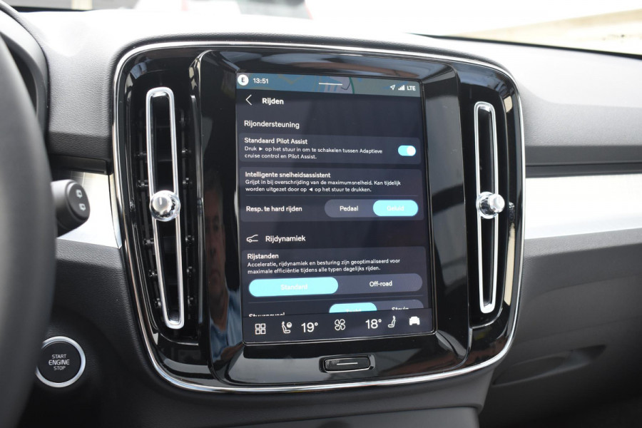 Volvo XC40 B4 211PK Automaat Plus Dark / Adaptive Cruise control / 360 Camera / Extra getint glas / 20'' velgen / Harman Kardon / Elektrisch verstelbare stoelen met geheugen / Stoel- en stuurverwarming / Elektrisch panorama schuifdak