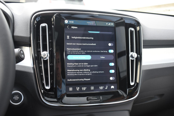 Volvo XC40 B4 211PK Automaat Plus Dark / Adaptive Cruise control / 360 Camera / Extra getint glas / 20'' velgen / Harman Kardon / Elektrisch verstelbare stoelen met geheugen / Stoel- en stuurverwarming / Elektrisch panorama schuifdak