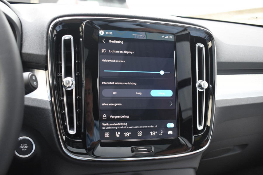 Volvo XC40 B4 211PK Automaat Plus Dark / Adaptive Cruise control / 360 Camera / Extra getint glas / 20'' velgen / Harman Kardon / Elektrisch verstelbare stoelen met geheugen / Stoel- en stuurverwarming / Elektrisch panorama schuifdak