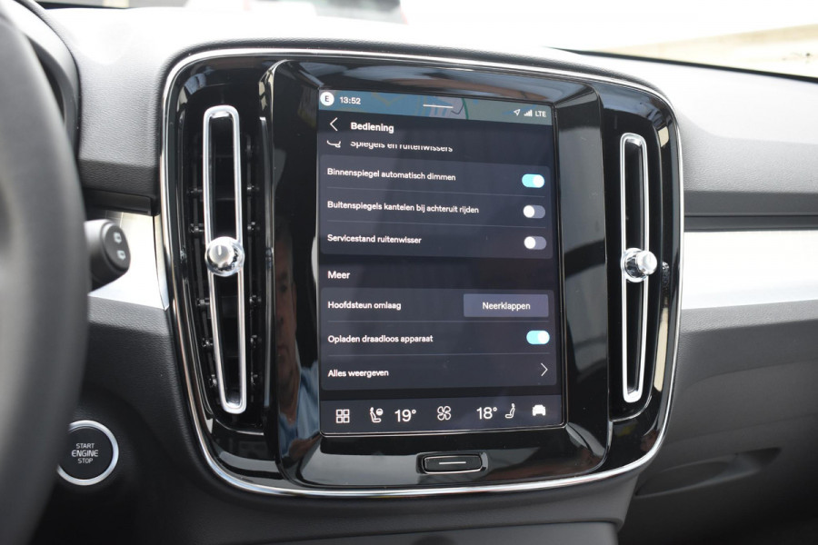 Volvo XC40 B4 211PK Automaat Plus Dark / Adaptive Cruise control / 360 Camera / Extra getint glas / 20'' velgen / Harman Kardon / Elektrisch verstelbare stoelen met geheugen / Stoel- en stuurverwarming / Elektrisch panorama schuifdak