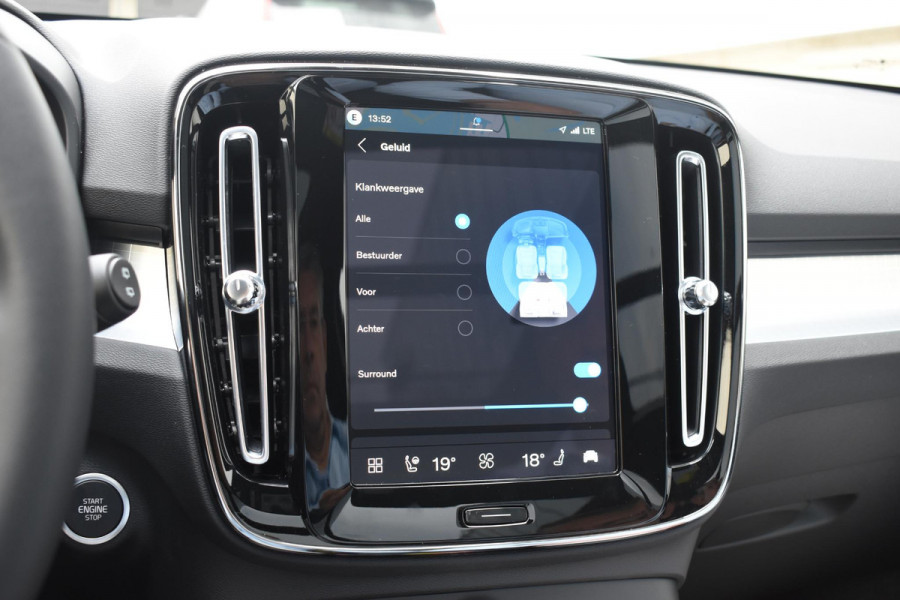 Volvo XC40 B4 211PK Automaat Plus Dark / Adaptive Cruise control / 360 Camera / Extra getint glas / 20'' velgen / Harman Kardon / Elektrisch verstelbare stoelen met geheugen / Stoel- en stuurverwarming / Elektrisch panorama schuifdak