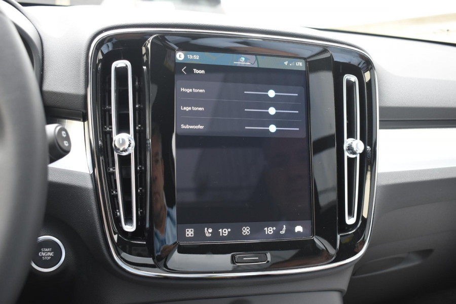 Volvo XC40 B4 211PK Automaat Plus Dark / Adaptive Cruise control / 360 Camera / Extra getint glas / 20'' velgen / Harman Kardon / Elektrisch verstelbare stoelen met geheugen / Stoel- en stuurverwarming / Elektrisch panorama schuifdak