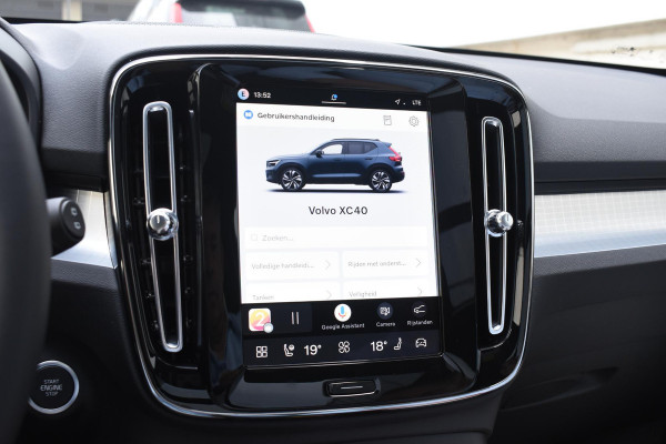 Volvo XC40 B4 211PK Automaat Plus Dark / Adaptive Cruise control / 360 Camera / Extra getint glas / 20'' velgen / Harman Kardon / Elektrisch verstelbare stoelen met geheugen / Stoel- en stuurverwarming / Elektrisch panorama schuifdak