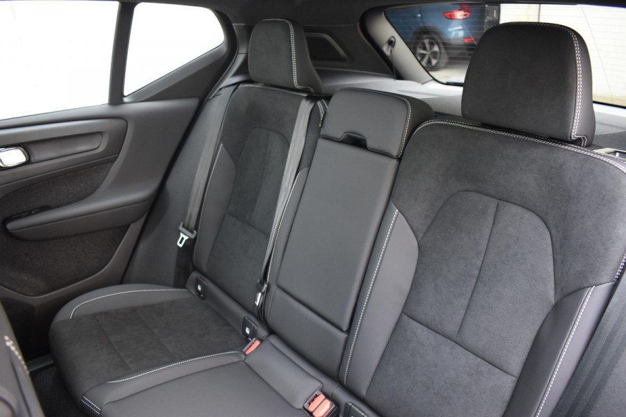 Volvo XC40 B4 211PK Automaat Plus Dark / Adaptive Cruise control / 360 Camera / Extra getint glas / 20'' velgen / Harman Kardon / Elektrisch verstelbare stoelen met geheugen / Stoel- en stuurverwarming / Elektrisch panorama schuifdak