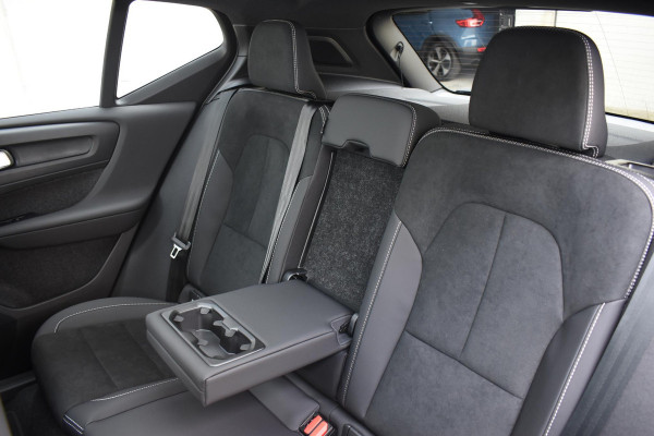 Volvo XC40 B4 211PK Automaat Plus Dark / Adaptive Cruise control / 360 Camera / Extra getint glas / 20'' velgen / Harman Kardon / Elektrisch verstelbare stoelen met geheugen / Stoel- en stuurverwarming / Elektrisch panorama schuifdak