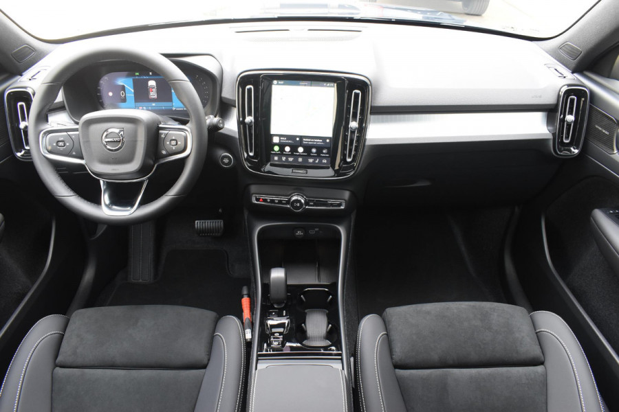 Volvo XC40 B4 211PK Automaat Plus Dark / Adaptive Cruise control / 360 Camera / Extra getint glas / 20'' velgen / Harman Kardon / Elektrisch verstelbare stoelen met geheugen / Stoel- en stuurverwarming / Elektrisch panorama schuifdak