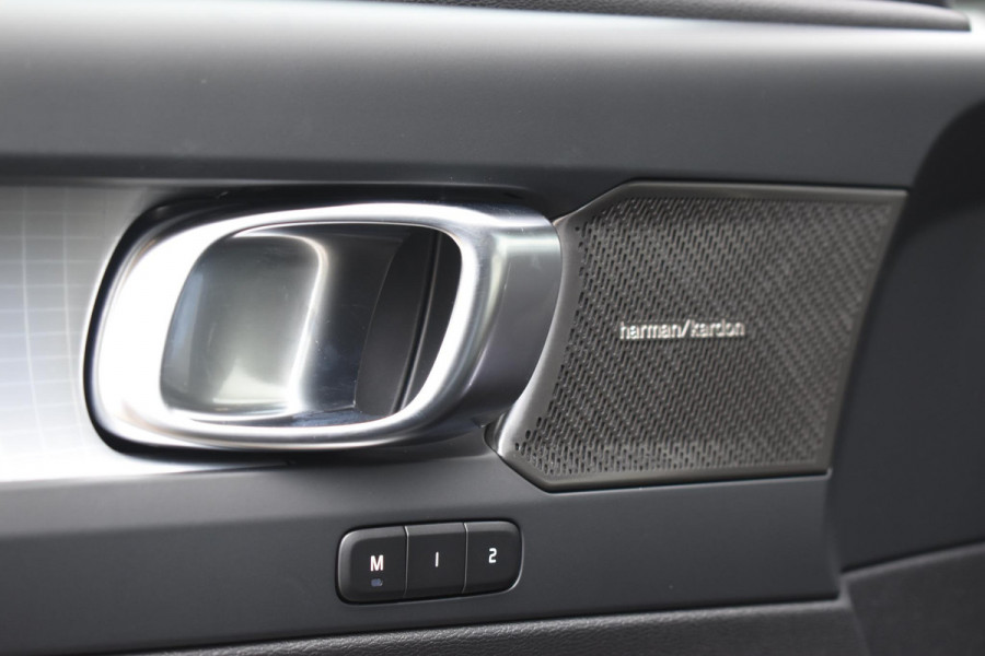 Volvo XC40 B4 211PK Automaat Plus Dark / Adaptive Cruise control / 360 Camera / Extra getint glas / 20'' velgen / Harman Kardon / Elektrisch verstelbare stoelen met geheugen / Stoel- en stuurverwarming / Elektrisch panorama schuifdak