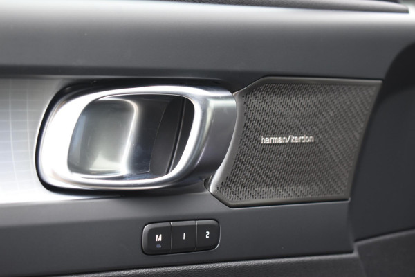 Volvo XC40 B4 211PK Automaat Plus Dark / Adaptive Cruise control / 360 Camera / Extra getint glas / 20'' velgen / Harman Kardon / Elektrisch verstelbare stoelen met geheugen / Stoel- en stuurverwarming / Elektrisch panorama schuifdak