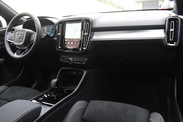Volvo XC40 B4 211PK Automaat Plus Dark / Adaptive Cruise control / 360 Camera / Extra getint glas / 20'' velgen / Harman Kardon / Elektrisch verstelbare stoelen met geheugen / Stoel- en stuurverwarming / Elektrisch panorama schuifdak