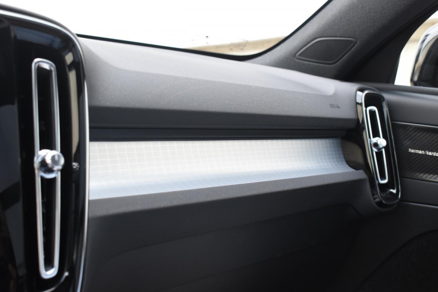 Volvo XC40 B4 211PK Automaat Plus Dark / Adaptive Cruise control / 360 Camera / Extra getint glas / 20'' velgen / Harman Kardon / Elektrisch verstelbare stoelen met geheugen / Stoel- en stuurverwarming / Elektrisch panorama schuifdak