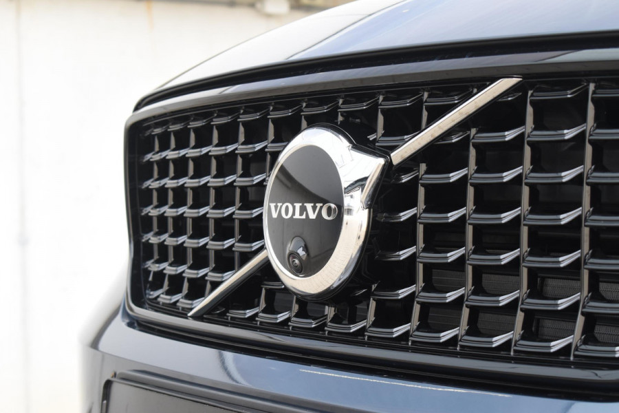 Volvo XC40 B4 211PK Automaat Plus Dark / Adaptive Cruise control / 360 Camera / Extra getint glas / 20'' velgen / Harman Kardon / Elektrisch verstelbare stoelen met geheugen / Stoel- en stuurverwarming / Elektrisch panorama schuifdak