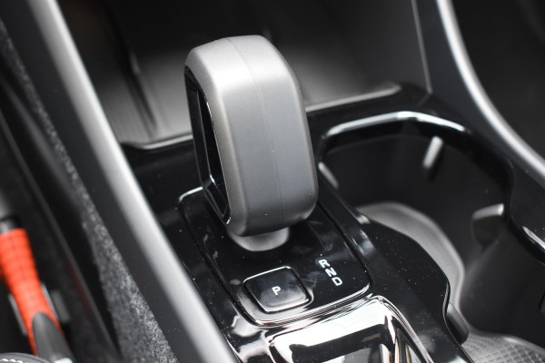 Volvo XC40 B4 211PK Automaat Plus Dark / Adaptive Cruise control / 360 Camera / Extra getint glas / 20'' velgen / Harman Kardon / Elektrisch verstelbare stoelen met geheugen / Stoel- en stuurverwarming / Elektrisch panorama schuifdak