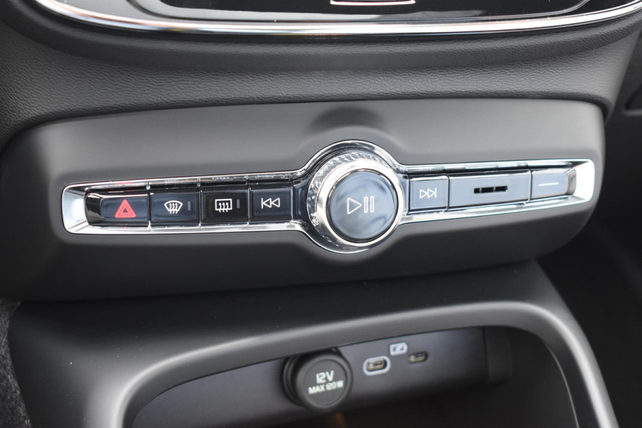 Volvo XC40 B4 211PK Automaat Plus Dark / Adaptive Cruise control / 360 Camera / Extra getint glas / 20'' velgen / Harman Kardon / Elektrisch verstelbare stoelen met geheugen / Stoel- en stuurverwarming / Elektrisch panorama schuifdak