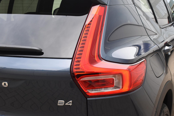 Volvo XC40 B4 211PK Automaat Plus Dark / Adaptive Cruise control / 360 Camera / Extra getint glas / 20'' velgen / Harman Kardon / Elektrisch verstelbare stoelen met geheugen / Stoel- en stuurverwarming / Elektrisch panorama schuifdak