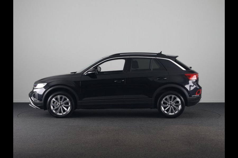 Volkswagen T-Roc 1.5 TSI Life 150 pk Automaat (DSG) | Navigatie | Parkeersensoren (Park assist) | Achteruitrijcamera | Adaptieve cruise control | Autom. airco |
