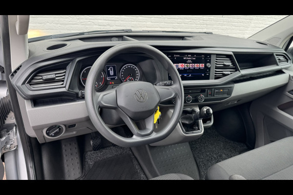 Volkswagen Transporter 2.0 TDI L2H1 28 Highline Trekhaak 3 Zits Pdc v+a Navigatie Cruise Lat om Lat