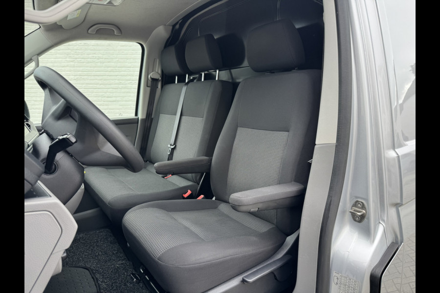 Volkswagen Transporter 2.0 TDI L2H1 28 Highline Trekhaak 3 Zits Pdc v+a Navigatie Cruise Lat om Lat