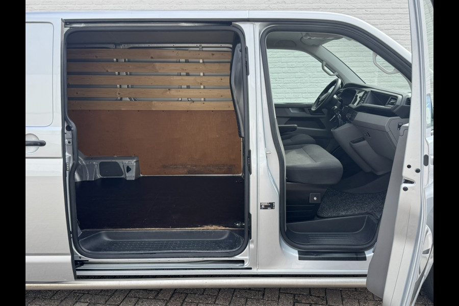 Volkswagen Transporter 2.0 TDI L2H1 28 Highline Trekhaak 3 Zits Pdc v+a Navigatie Cruise Lat om Lat