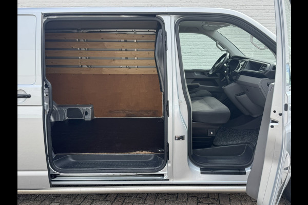 Volkswagen Transporter 2.0 TDI L2H1 28 Highline Trekhaak 3 Zits Pdc v+a Navigatie Cruise Lat om Lat