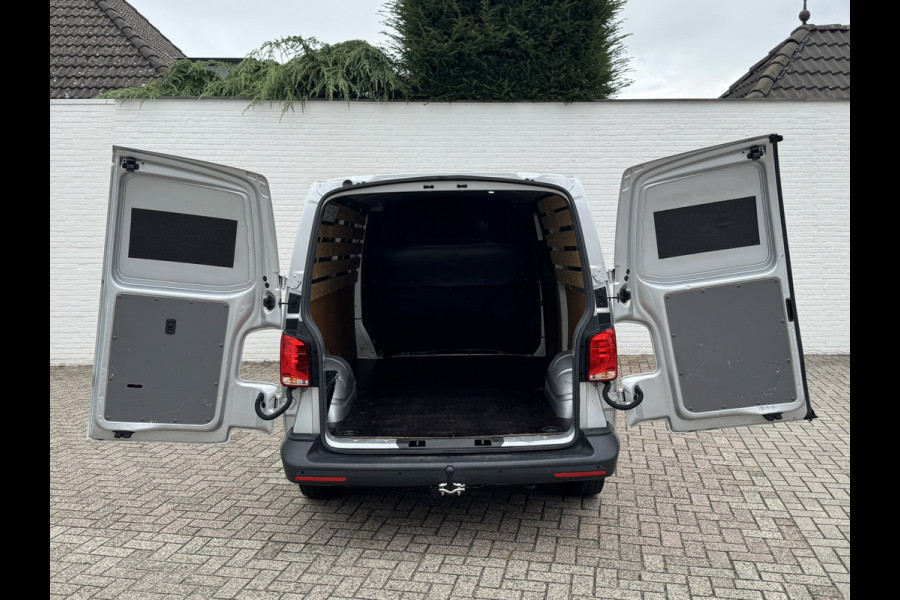 Volkswagen Transporter 2.0 TDI L2H1 28 Highline Trekhaak 3 Zits Pdc v+a Navigatie Cruise Lat om Lat