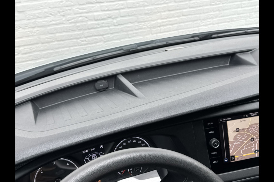 Volkswagen Transporter 2.0 TDI L2H1 28 Highline Trekhaak 3 Zits Pdc v+a Navigatie Cruise Lat om Lat