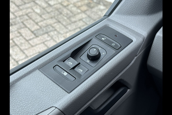 Volkswagen Transporter 2.0 TDI L2H1 28 Highline Trekhaak 3 Zits Pdc v+a Navigatie Cruise Lat om Lat