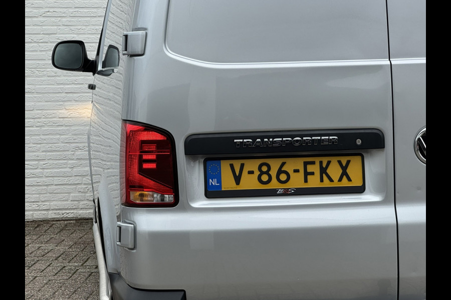 Volkswagen Transporter 2.0 TDI L2H1 28 Highline Trekhaak 3 Zits Pdc v+a Navigatie Cruise Lat om Lat