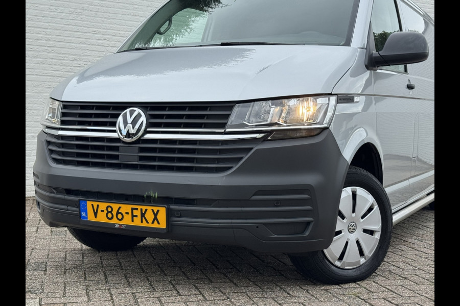 Volkswagen Transporter 2.0 TDI L2H1 28 Highline Trekhaak 3 Zits Pdc v+a Navigatie Cruise Lat om Lat