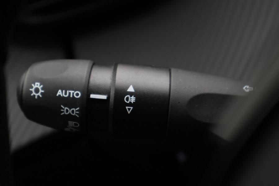 Peugeot 2008 1.2 PureTech 100 Allure Virtual Cockpit, LED, Apple Carplay, Lane Assist, PDC
