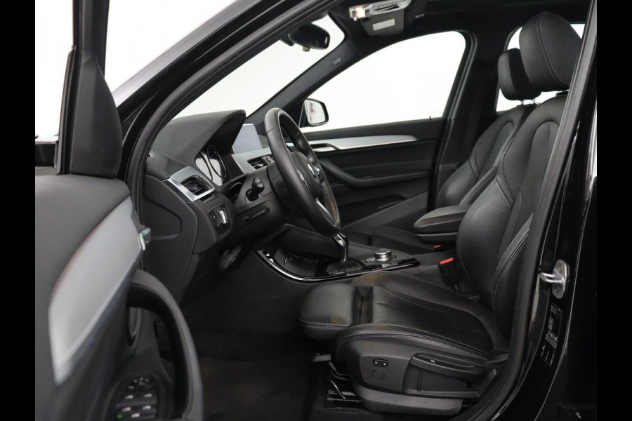 BMW X1 sDrive18i High Executive | Panoramadak | Leder | Stoelverwarming | Cruise control | Head-up | Navigatie | Bluetooth | Interieurverlichting | Elektrische achterklep | Trekhaak