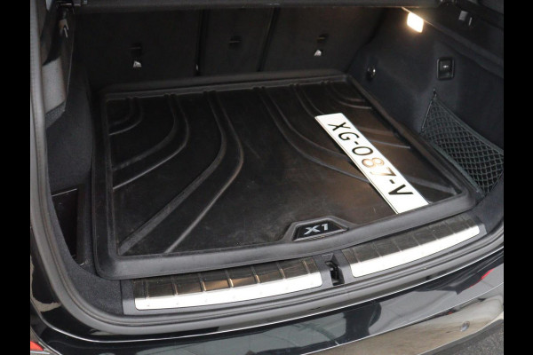 BMW X1 sDrive18i High Executive | Panoramadak | Leder | Stoelverwarming | Cruise control | Head-up | Navigatie | Bluetooth | Interieurverlichting | Elektrische achterklep | Trekhaak