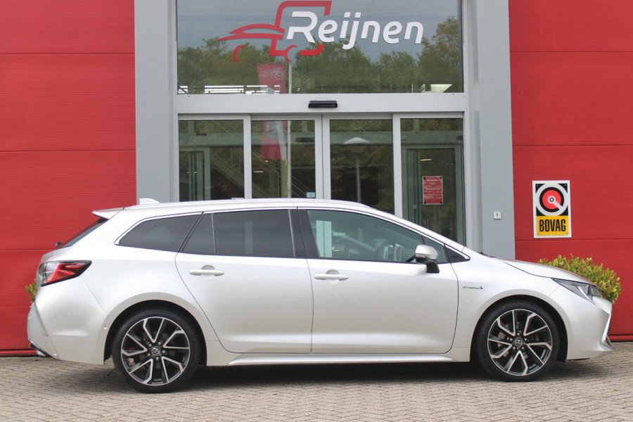 Toyota Corolla Touring Sports 2.0 Hybrid 180PK AUTOMAAT EXECUTIVE JBL | STOEL VERWARMING | DODEHOEK DETECTIE | NAVIGATIE | APPLE CARPLAY/ANDROID AUTO | CLIMATE CONTROL | ADAPTIVE CRUISE CONTROL | FULL LED KOPLAMPEN | KEYLESS ENTRY/START | ALL SEASON BANDEN | 18" LICHTMETALEN VELGEN | DAB+ RADIO | JBL AUDIO SSTEM | ELEKTRISCH BEDIENBARE ACHTERKLEP | ACHTERUITRIJ CAMERA | PARKEERSENSOREN VOOR + ACHTER | DRAADLOZE TELEFOONLADER | HEAD UP DISPLAY |