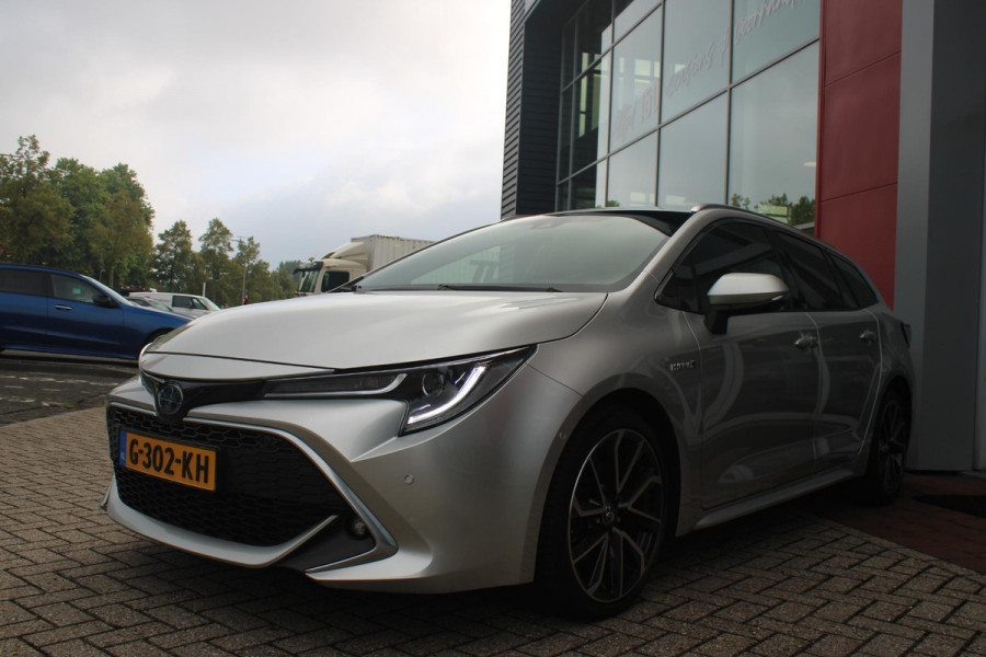 Toyota Corolla Touring Sports 2.0 Hybrid 180PK AUTOMAAT EXECUTIVE JBL | STOEL VERWARMING | DODEHOEK DETECTIE | NAVIGATIE | APPLE CARPLAY/ANDROID AUTO | CLIMATE CONTROL | ADAPTIVE CRUISE CONTROL | FULL LED KOPLAMPEN | KEYLESS ENTRY/START | ALL SEASON BANDEN | 18" LICHTMETALEN VELGEN | DAB+ RADIO | JBL AUDIO SSTEM | ELEKTRISCH BEDIENBARE ACHTERKLEP | ACHTERUITRIJ CAMERA | PARKEERSENSOREN VOOR + ACHTER | DRAADLOZE TELEFOONLADER | HEAD UP DISPLAY |