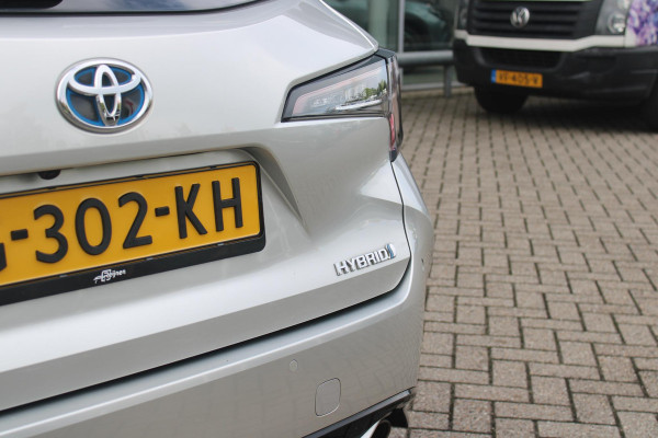 Toyota Corolla Touring Sports 2.0 Hybrid 180PK AUTOMAAT EXECUTIVE JBL | STOEL VERWARMING | DODEHOEK DETECTIE | NAVIGATIE | APPLE CARPLAY/ANDROID AUTO | CLIMATE CONTROL | ADAPTIVE CRUISE CONTROL | FULL LED KOPLAMPEN | KEYLESS ENTRY/START | ALL SEASON BANDEN | 18" LICHTMETALEN VELGEN | DAB+ RADIO | JBL AUDIO SSTEM | ELEKTRISCH BEDIENBARE ACHTERKLEP | ACHTERUITRIJ CAMERA | PARKEERSENSOREN VOOR + ACHTER | DRAADLOZE TELEFOONLADER | HEAD UP DISPLAY |