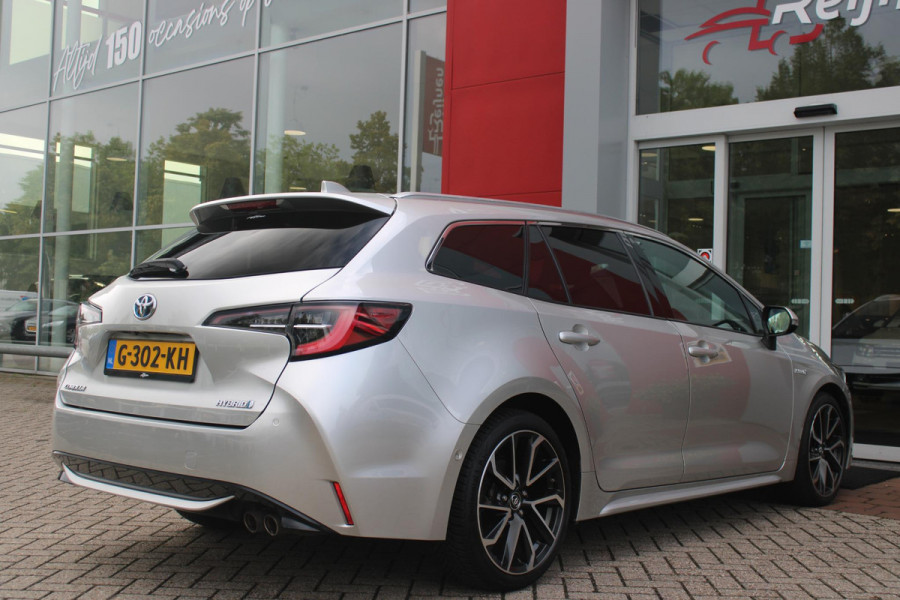 Toyota Corolla Touring Sports 2.0 Hybrid 180PK AUTOMAAT EXECUTIVE JBL | STOEL VERWARMING | DODEHOEK DETECTIE | NAVIGATIE | APPLE CARPLAY/ANDROID AUTO | CLIMATE CONTROL | ADAPTIVE CRUISE CONTROL | FULL LED KOPLAMPEN | KEYLESS ENTRY/START | ALL SEASON BANDEN | 18" LICHTMETALEN VELGEN | DAB+ RADIO | JBL AUDIO SSTEM | ELEKTRISCH BEDIENBARE ACHTERKLEP | ACHTERUITRIJ CAMERA | PARKEERSENSOREN VOOR + ACHTER | DRAADLOZE TELEFOONLADER | HEAD UP DISPLAY |