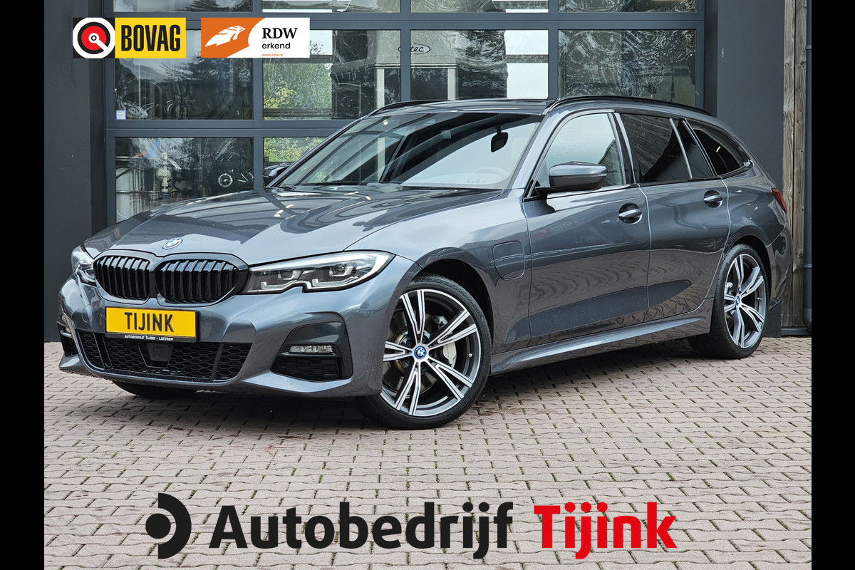 BMW 3 Serie Touring 330e M-Sport Touring Plus | LED | Pano | Trekhaak | Stoelverwarming | Shadow-Line | Park Assist | Driving Assistant | Vol |