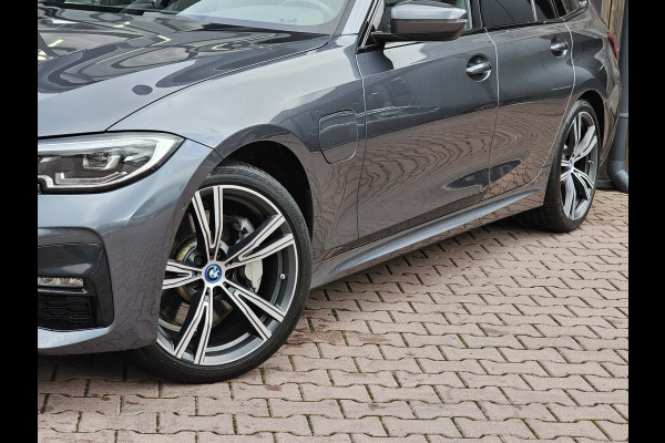 BMW 3 Serie Touring 330e M-Sport Touring Plus | LED | Pano | Trekhaak | Stoelverwarming | Shadow-Line | Park Assist | Driving Assistant | Vol |