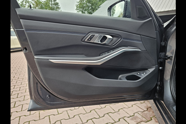 BMW 3 Serie Touring 330e M-Sport Touring Plus | LED | Pano | Trekhaak | Stoelverwarming | Shadow-Line | Park Assist | Driving Assistant | Vol |